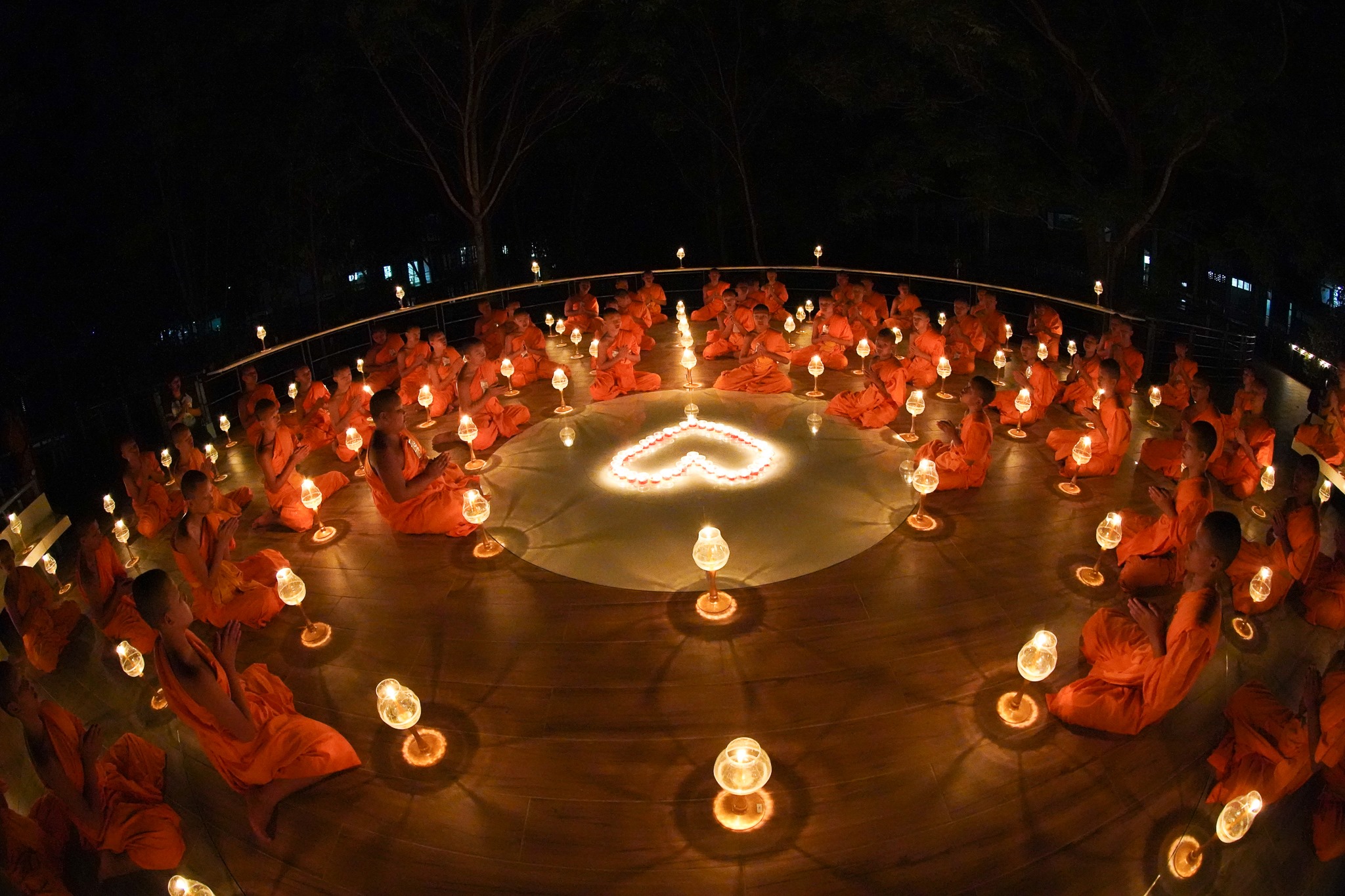 จุดประทีปโคมไฟ