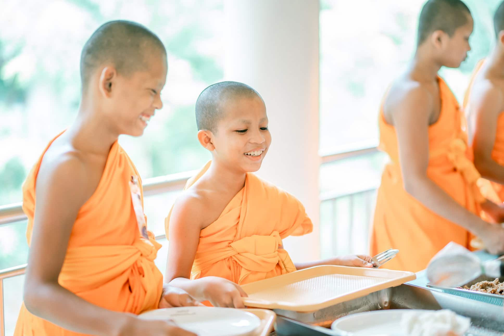 พระภิกษุฉันภัตตาหาร