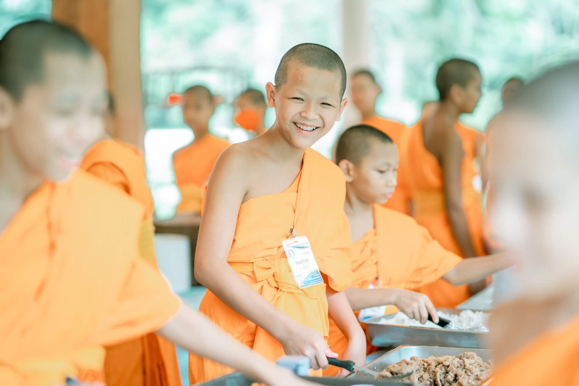 พระภิกษุฉันภัตตาหาร